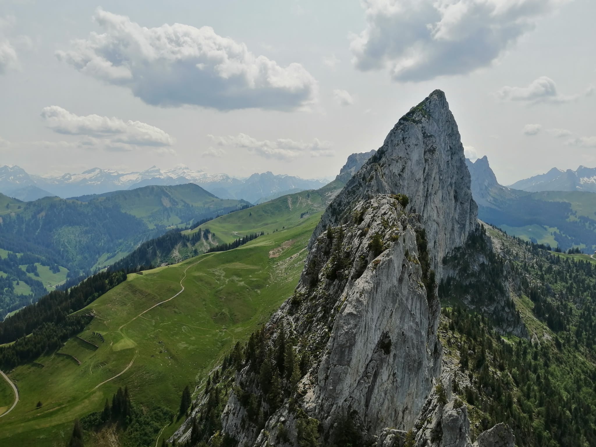 L'homme Escalade Une Haute Montagne De Danger Avec Une Corde